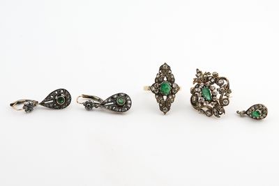 un lot de cinq bagues et boucles d'oreilles anciennes