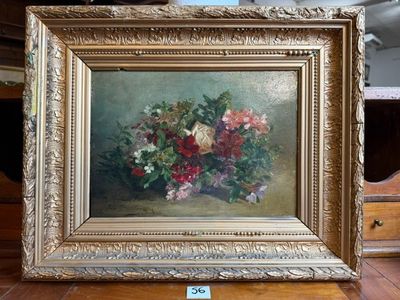 une photo d'un tableau de fleurs dans un cadre doré