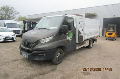une photo d'un camion garé sur un parking