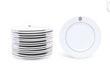 une pile d'assiettes et un porte-assiettes sur fond blanc