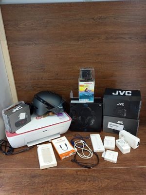 Lot de 16 articles comprenant des câbles et adaptateurs, une…