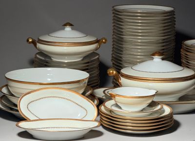 plusieurs assiettes et bols posés sur une table