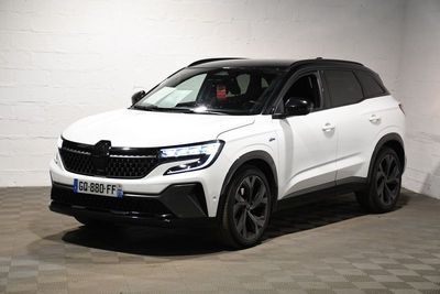 Le SUV blanc est garé dans une pièce blanche au sol carrelé.