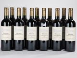 six bouteilles de vin rouge sont alignées