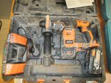 une trousse à outils posée sur une table
