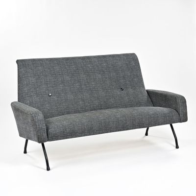 canapé en tissu gris avec des pieds en métal noir sur fond blanc