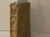 un sac en papier kraft contenant une carte blanche