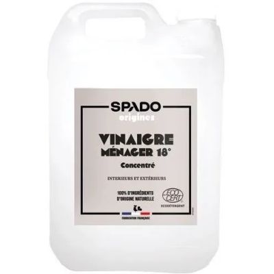 un gallon de nettoyant au vinaigre sur fond blanc