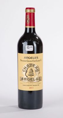 une bouteille de vin posée sur une table