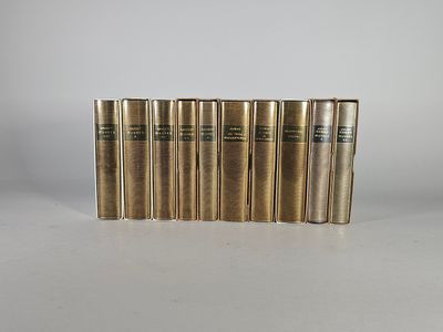 un ensemble de cinq livres superposés