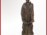 statue d'un homme vêtu d'une robe et d'un chapeau, muni d'une canne