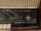 an old radio that is sitting on a table