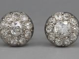 une photo d'une paire de boucles d'oreilles en diamant