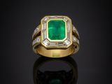 une bague en émeraude et diamant