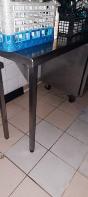une petite table sur laquelle est posé un récipient en plastique