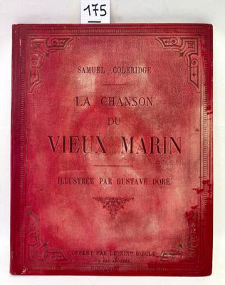 un vieux livre à la couverture rouge posé sur un mur blanc
