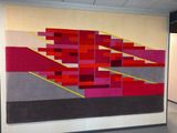 une grande œuvre d'art accrochée au mur d'une pièce
