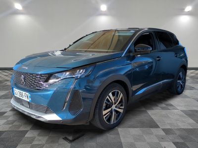 un 4x4 bleu garé dans une pièce au sol en damier