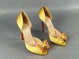 Escarpins à bout ouvert en satin jaune de Christiane Garaud, ornés d'un motif floral