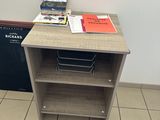 une petite table sur laquelle est posé un ordinateur portable
