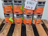 plusieurs pots de peinture posés sur une palette en bois