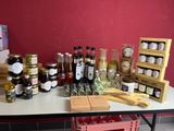 une table sur laquelle sont posées de nombreuses bouteilles et bocaux
