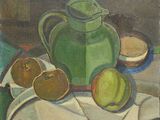 une peinture représentant une théière verte et des fruits posés sur une table