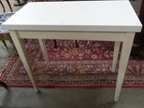 une table blanche avec un plateau blanc posée sur un tapis