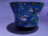 un bol bleu avec un motif floral