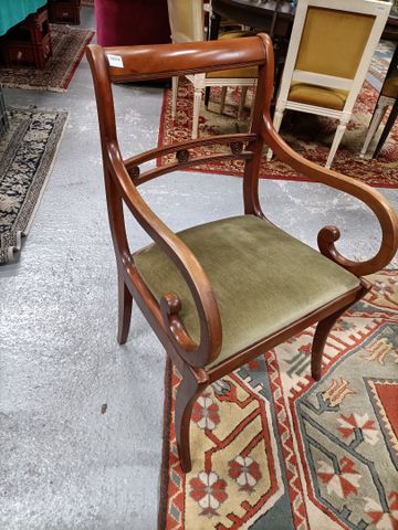 Fauteuil de bureau de style Anglais à crosse garni velours vert.