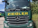 un camion vert garé sur le bord de la route