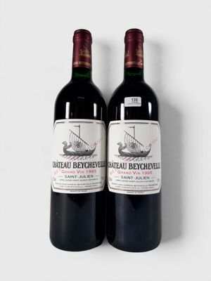 deux bouteilles de vin rouge posées l'une à côté de l'autre sur une surface blanche
