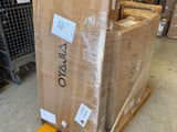 un grand carton posé sur une palette dans un entrepôt