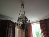 un lustre suspendu au plafond d'une pièce