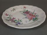 une assiette blanche avec des fleurs sur une table