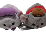 deux peluches assises l'une à côté de l'autre sur une surface blanche