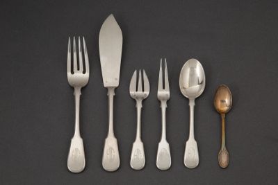 cinq fourchettes, une cuillère et une cuillère sur une table