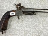 un vieux pistolet posé sur une table