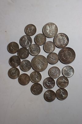 une pile de pièces d'argent sur une surface blanche