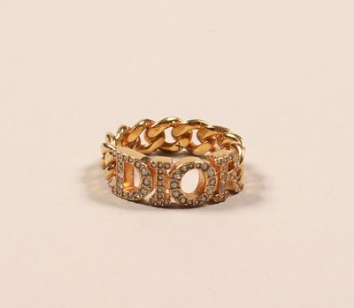 Gros plan sur une bague en or ornée de diamants