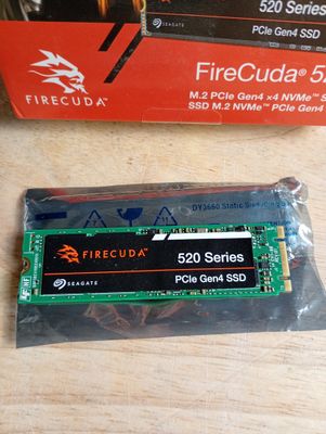 une boîte de Firecuda de 64 Go et un paquet de 32 Go