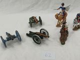 un grand nombre de figurines posées sur une table