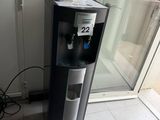 un distributeur d'eau dans un coin de la pièce