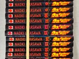 une pile de paquets de cigarettes empilés les uns sur les autres sur une table