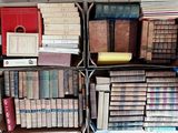 de nombreux cartons de livres empilés les uns sur les autres