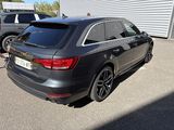 l'arrière d'une voiture noire garée sur un parking