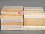 plusieurs livres empilés les uns sur les autres sur une surface grise