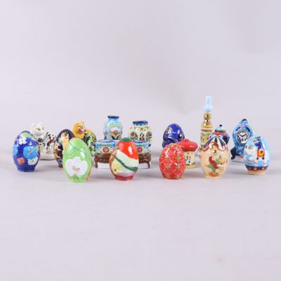 un ensemble de figurines miniatures de différentes couleurs et tailles