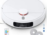 une image représentant un aspirateur robot blanc muni d'une télécommande