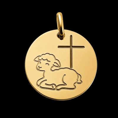 un pendentif en or orné d'un agneau et d'une croix